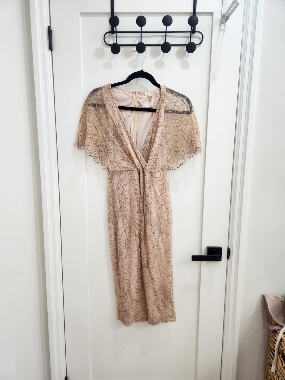 Women’s Lace Midi Dress in Blush - Elegant V-Neck Silhouette